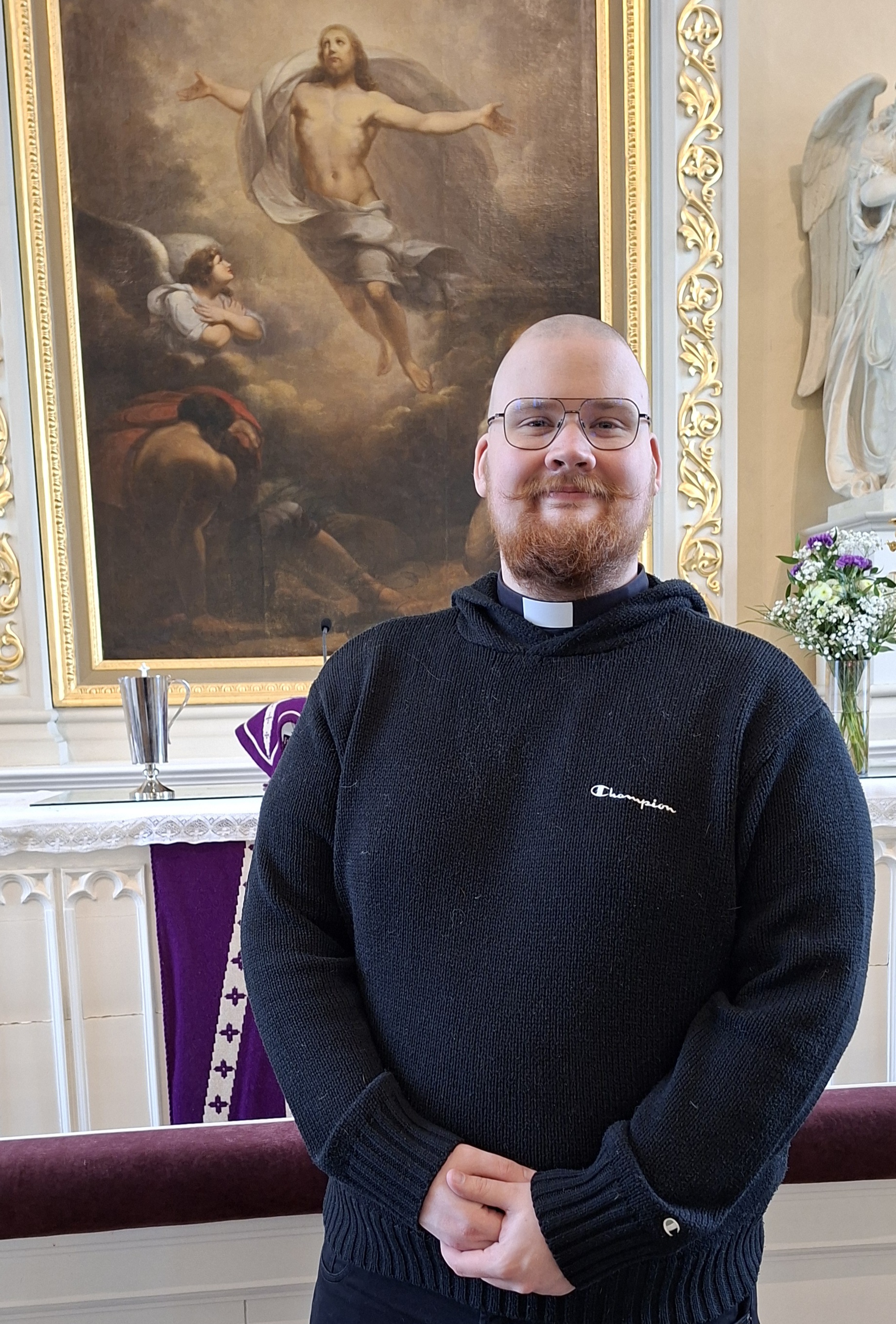 Olli Teppinen Urjalan kirkon alttarin edessä