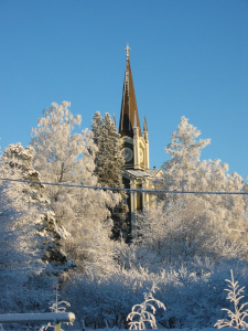 Talvikuva kirkosta auringonpaisteessa.
