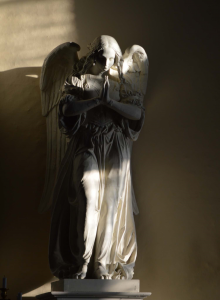 Alttaritaulun vieressä oleva paperimassa-enkeli