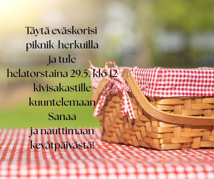 Helatorstain piknik-jumalanpalvelus kivisakastilla Nurmikolla piknik-kori puna-valkoruudullisen liinan päällä
