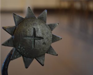 Aurinko köynnöksen päässä, yksityiskohta kuoriosan metallisesta kaiteesta