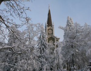 Talvinen kuva Urjalan kirkosta