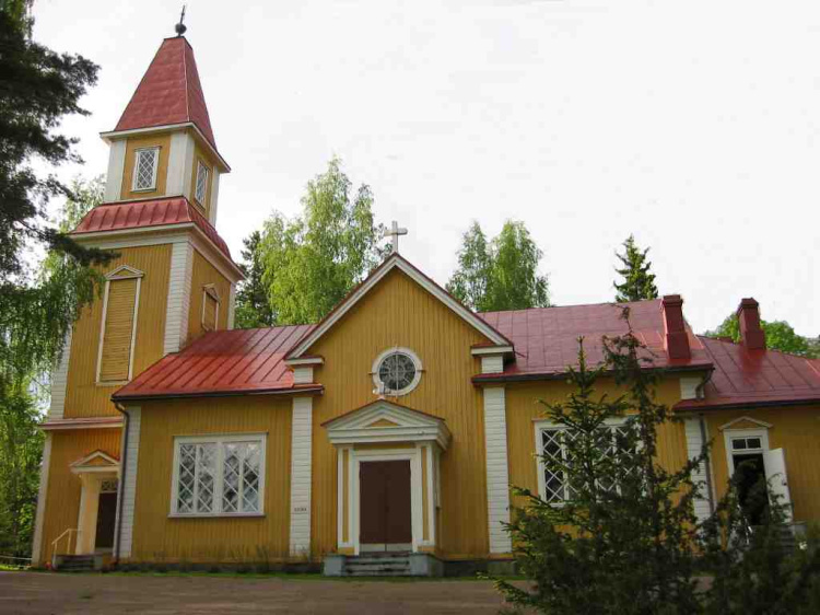 Ulkokuva Halkivahan keltaisesta kirkosta.