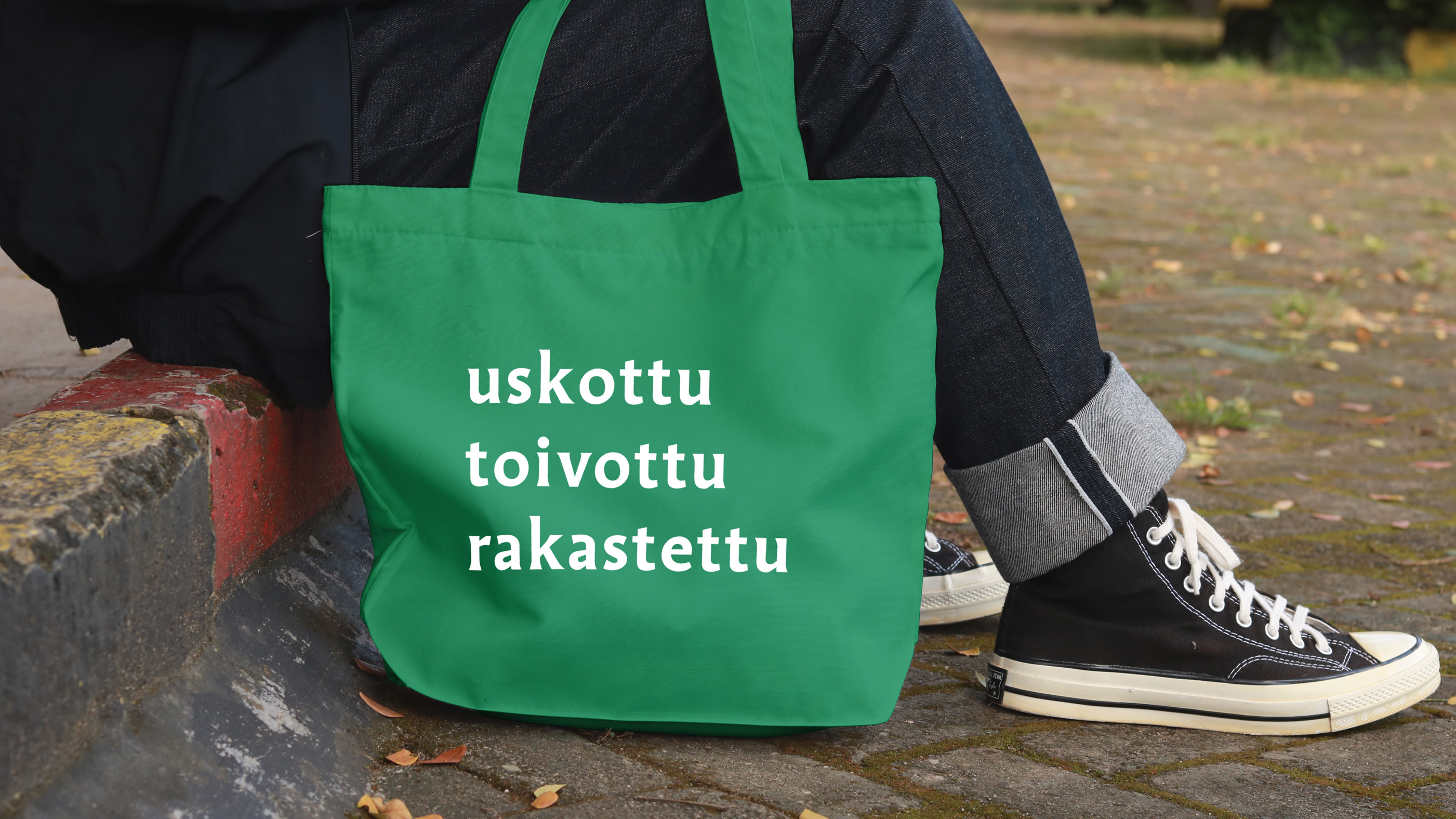 Vihreä kassi, jossa sanat uskottu toivottu rakastettu